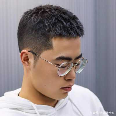男士二十岁留什么发型（男士二十岁留什么发型好看）