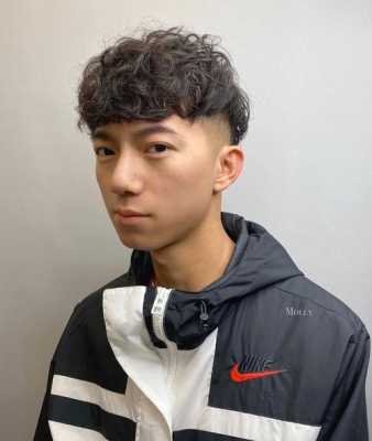 男士自来卷留什么发型（男士自来卷留什么发型显年轻）