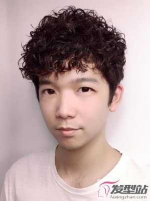 男士自来卷留什么发型（男士自来卷留什么发型显年轻）