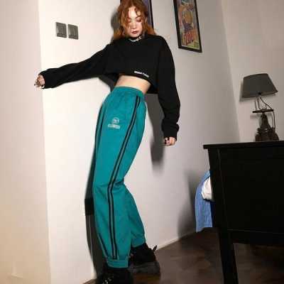 闷青色配什么颜色衣服（闷青色配什么颜色衣服好看）