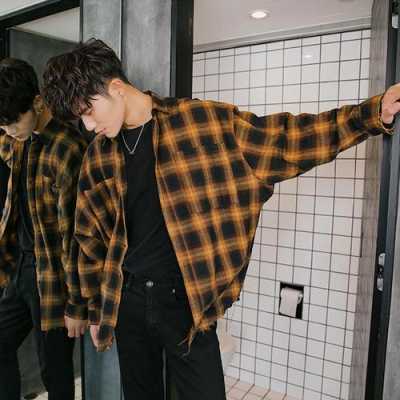 红格子衬衫怎么搭配男（红白格子衬衫如何搭配，男款的啊）