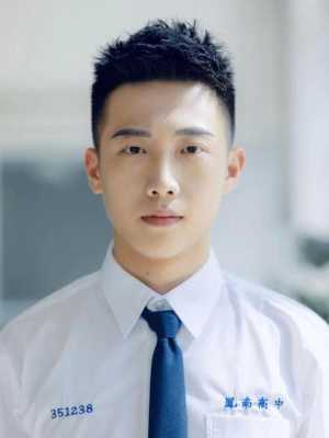 脸盘大的人适合什么发型,脸盘大的人适合什么发型男