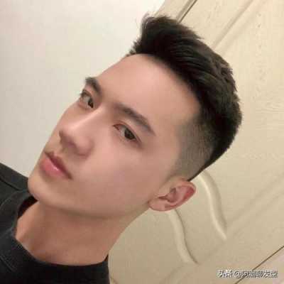 一个20岁的男生，头发发黄，请问是缺什么,20岁留什么发型好看男