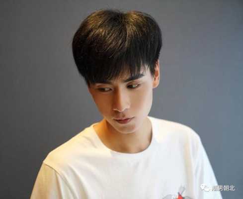 一个20岁的男生，头发发黄，请问是缺什么,20岁留什么发型好看男