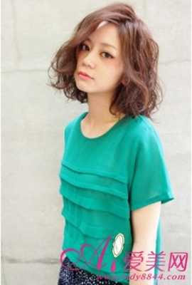 亚麻青头发配什么衣服（亚麻青头发配什么衣服颜色好看）