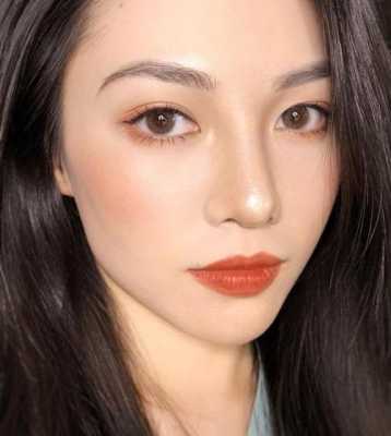 四十岁的女人怎么化妆（40岁怎么化妆显年轻）