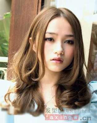 小胖脸适合什么发型女（女孩刘海如果中分好看吗？适合什么脸型）