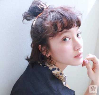 空气丸子头怎么弄（短刘海怎么扎丸子头）