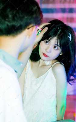 女生剪什么男生头好看（听说男生摸女生头很容易让女生动心，那么女生摸男生头，男生会有什么反应呢）
