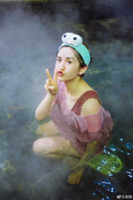泡温泉头发怎么扎（泡温泉扎什么发型）