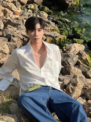 男生染头发好看还是不染,今年流行什么发型颜色男生好看