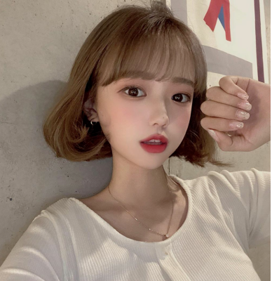 什么颜色头发显年纪小（什么颜色头发显年纪小女生）