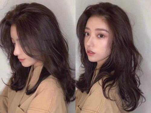 脸大的女生适合烫什么发型（脸大适合烫发还是直发）