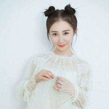 双丸子头适合什么妆容（两个丸子头怎么扎）
