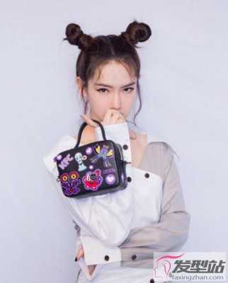 双丸子头适合什么妆容（两个丸子头怎么扎）