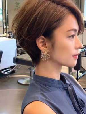 44岁的女人留什么发型（44岁的女人留什么发型好看）