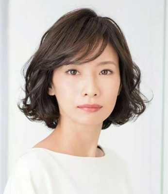 中年人染什么颜色好看（45岁中年人发色推荐）