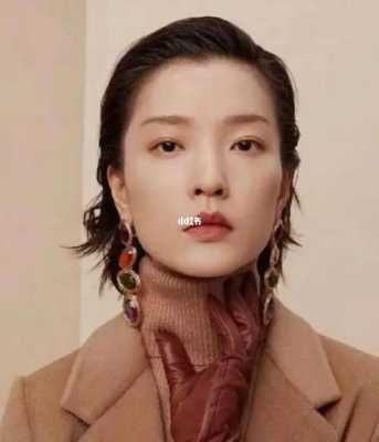 方形脸怎么化妆显脸小（方形脸穿什么衣服好看）