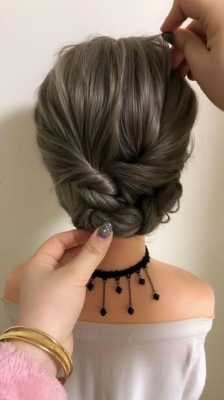 穿正装女生怎么扎头发（穿正装女生怎么扎头发）