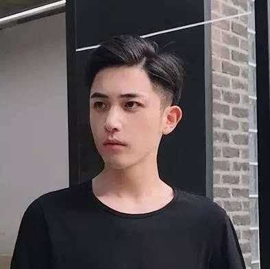 背头怎么吹，我头发很硬很硬，怎么也吹不出背头，想问一下背头该怎么弄,发质硬怎么梳背头好看