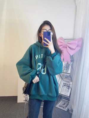 女生穿卫衣配什么发型（方圆脸穿卫衣怎么扎头发）