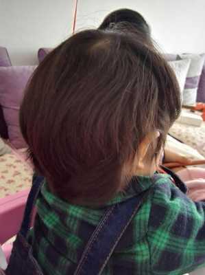 宝宝头发卷是什么原因（爸爸妈妈头发都不卷，为什么孩子头发却有点卷呢）