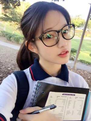 女孩子戴什么眼镜好看