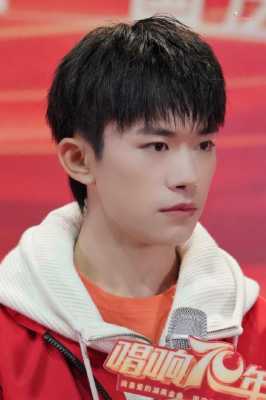 满江红易烊千玺头发是自己的吗,易烊千玺是什么头型图片