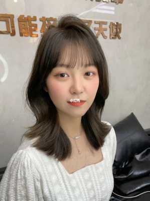 高脑门儿适合什么发型（额头高颧骨高适合什么发型）