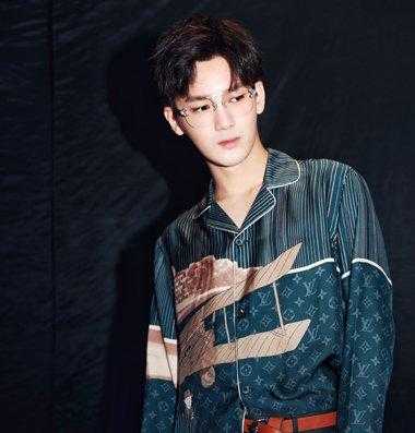男生鹅蛋脸适合什么眼镜,鹅蛋脸适合什么刘海男生
