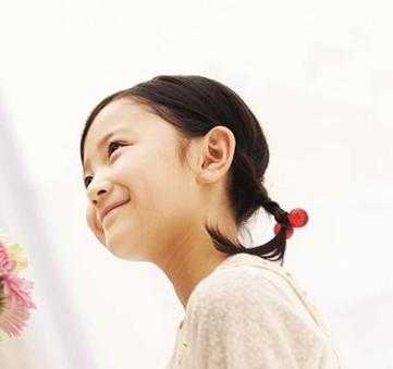扎俩个辫子发什么说说（形容小女孩扎小辫子的句子）