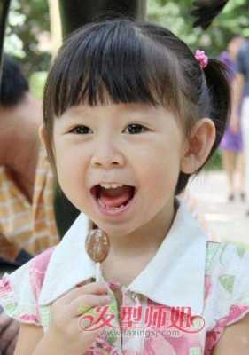 扎俩个辫子发什么说说（形容小女孩扎小辫子的句子）