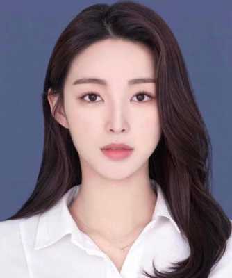 证件照女生梳什么发型（证件照女生梳什么发型好看）