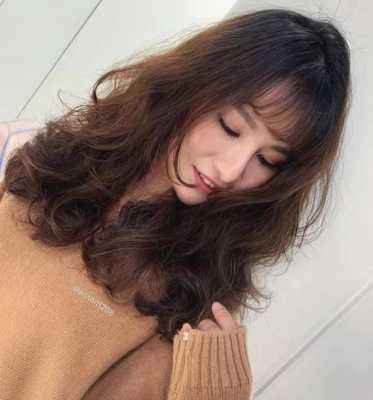 中长卷发适合什么颜色（中长发烫大卷中卷还是小卷好看）