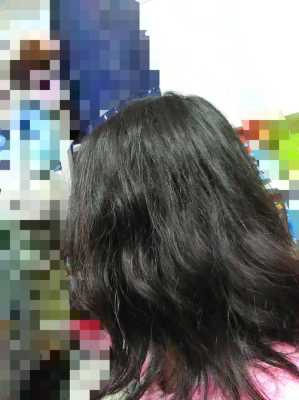 天生自来卷是什么原因（从小女生自来卷头发为什么）