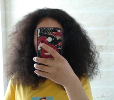 天生自来卷是什么原因（从小女生自来卷头发为什么）