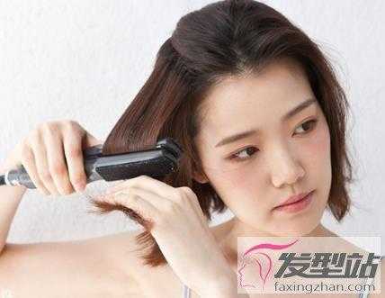两边的头发向外翘怎么办（两侧头发往上翘怎么搞）