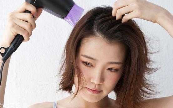 两边的头发向外翘怎么办（两侧头发往上翘怎么搞）
