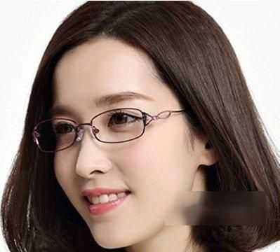 眼睛不好看留什么发型（我的脸比较圆，额头窄，戴眼镜的，适合什么发型）