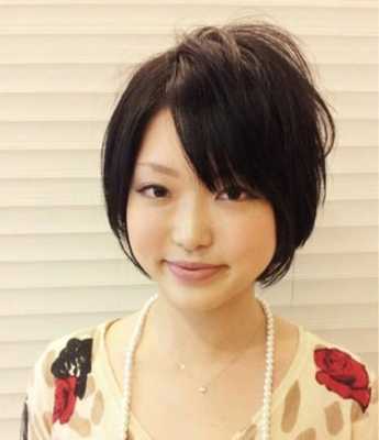 大脸塌鼻子适合什么发型（大脸塌鼻子适合什么发型女）