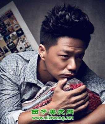 国子脸适合什么发型男（发质硬，国字脸，男生适合什么发型）