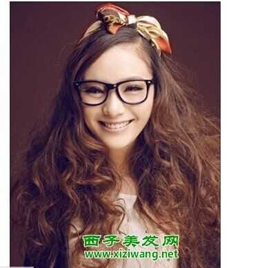披肩卷发怎么打理（披肩卷发怎么打理好看）