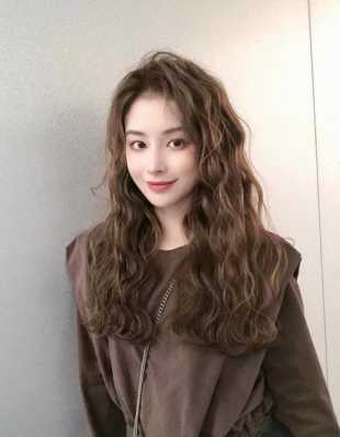 头发太多适合烫发吗,头发多的女生适合什么卷发发型