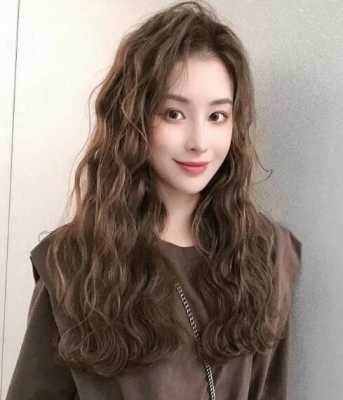 头发太多适合烫发吗,头发多的女生适合什么卷发发型