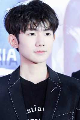 王源头型叫什么名字（20 TFboys里的王源他的发型是比较厚重的齐刘海吗？开起来很厚）