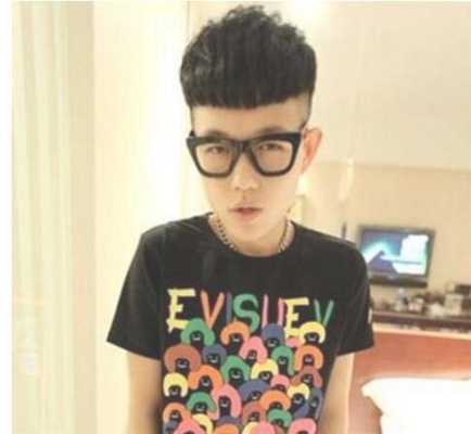 怎么剪出男生锅盖头发型,男生锅盖头吹什么发型好看