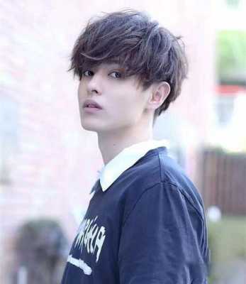 怎么剪出男生锅盖头发型,男生锅盖头吹什么发型好看