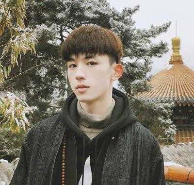 怎么剪出男生锅盖头发型,男生锅盖头吹什么发型好看