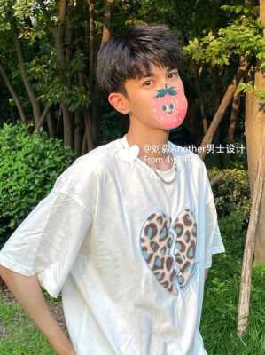 男孩子烫什么发型好看（17岁男生烫什么发型不明显）