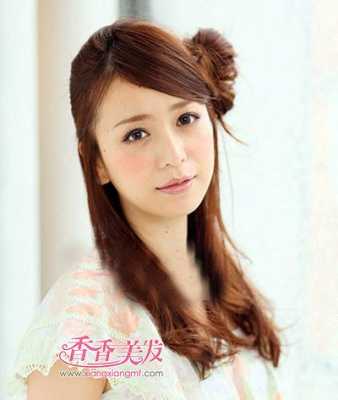 方形脸适合扎什么辫子窄额头方脸女子直发扎辫子,方形脸扎什么头发好看图片